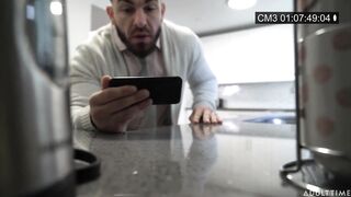 Az óriás keblű bejárónő megdöngetve
