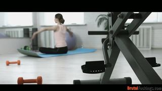 Jogázó tini csajszit kúrel popsiba az edő