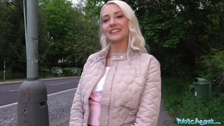 Public Agent - Helena Moeller a cseh turista bige