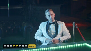 Brazzers - Blanche Bradburry hatalmas pélót kap a segglukába
