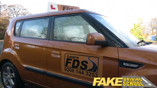 Fake Driving School - Carly Rae Summers a csöcsös szöszi