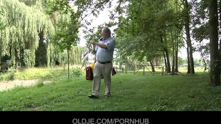 Oldje - Vén csávó reszeli a tini lányt