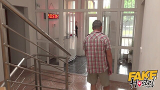 Fake Hostel - Fiatal turista kisasszony punciba baszva