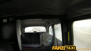FakeTaxi - kitetovált spiné megkefélve a hátsó ülésen