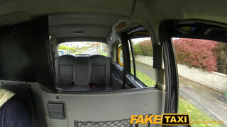 FakeTaxi - koleszos nőci ordítva élvez