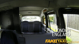 FakeTaxi - méretes seggű hölgyemény dugni akar