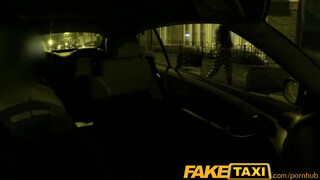 FakeTaxi - Olasz spiné a taxiban kúrel
