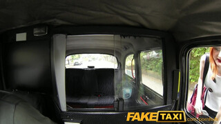 FakeTaxi fullos vörös picsa extra kannákkal
