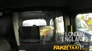 FakeTaxi világos szőke picsát nem nagyon zavarja az idősebb kukac