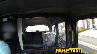 FakeTaxi szexy spiné engedi popóba is