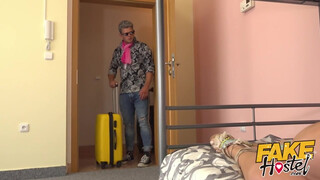 Fake Hostel szűk pinájú olasz csajszi és dupla hímvessző