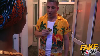Fake Hostel afrikai lány és egy brazil pina közösen