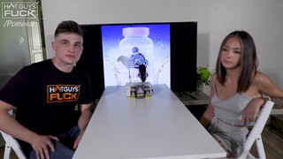 Tini pici tőgyes hölgyemény és a tetovált hapsi - Hot Guys Fuck