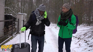 Méretes keblű tini kiscsaj és a turista srácok - Fake Hostel