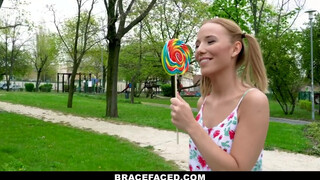 BraceFaced - foncsikos és fogszabályzós tini csajszi