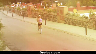 OyeLoca - Blondie Fesser a méretes csöcsű latin