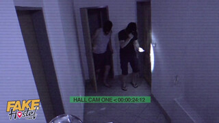 Tini pinát kúrnak a rabló srácok - Fake Hostel