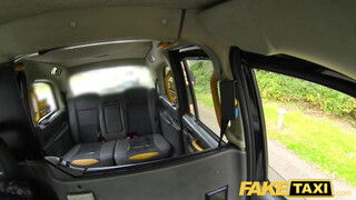 Fake Taxi - Hatalmas didkós milf megbaszva a hátsó ülésen
