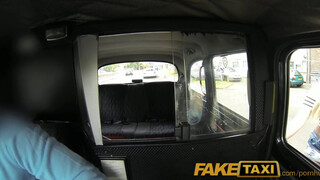 FakeTaxi - Bonnie Rose bekapja a kárót