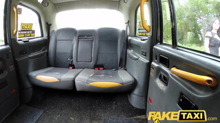 Fake Taxi - Csöcsös bige kefél a hátsó ülésen