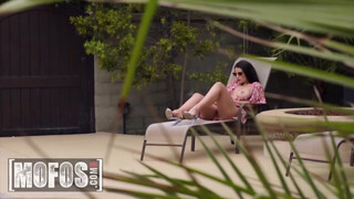 MOFOS - LaSirena69 a hatalmas cickós latina spiné
