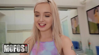 MOFOS - Lexi Lore durván popsiba tolva