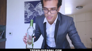 Teens Love anal - fullos spiné felkínálja a picsáját
