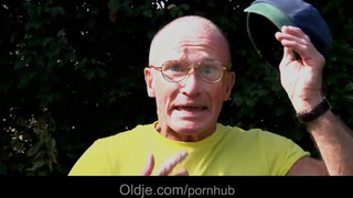 Öreg tata popóba döngeti a gyönyörű tinit