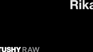 TUSHYRAW - Rika seggel lovagolja meg a méretes pélót