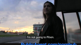 PublicAgent - gyönyörű ázsiai spiné felszedve a buszmegállóban