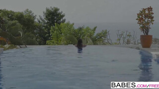 Babes - szexy enyelgés a medencében