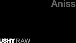 TUSHYRAW - Anissa Kate segglukába kárót tolnak