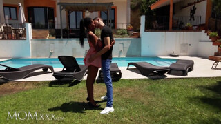 MOMxxx - Tina Fire a hatalmas tőgyes néger milf