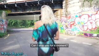 Public Agent - Brittany Bardot a parkban megrakva