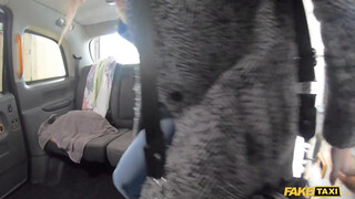 Fake Taxi - Pici cickós fiatal csaj lovagol