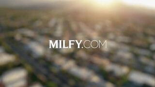 MILFY - Érett nő és a tini nőci