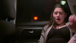 Alyx Star az uber autóban maszturbál