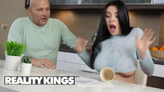 REALITY KINGS - Kira Queen a szomszéd sráccal szexel