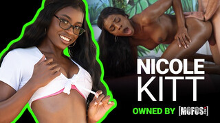 Mofos - Nicole Kitt a bombázó hatalmas cicis csoki lány