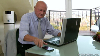 Gyuribácsi imádja a fiatal ribancot