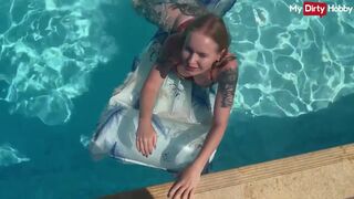 Emma wolf a tüzes kiscsaj aki a medencében közösül vadul