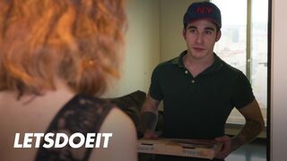 Megcsaló bula Arian Joy először a barátját baszogatja, aztán a kézbesítő manus megdugja jól