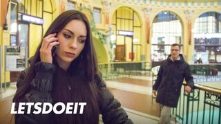 Arwen Gold szűk punciba vágyik egy külföldi pöcse kalandra