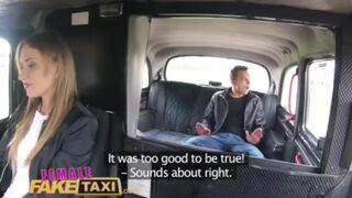 Fiatal krapek gyorsan megdugja Angel Piaff lucskos csupasz puncáját a hamis taxiban