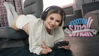 Pici tini nőci Aria Banks elkapja magas mostohabátyját Chris Epicet, aki a szobájában kézimunkázza a farka