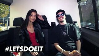 Vékony fekete Coco Kiss pénzért cumizza a méretes barna fazt az verdában