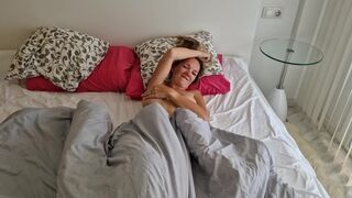 Dögös manus megbassza a haver feleségét, miután az lelépett, és pov videót készít neki