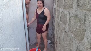 Filipina kisasszony kinti fürdés közben alaposan meghágva