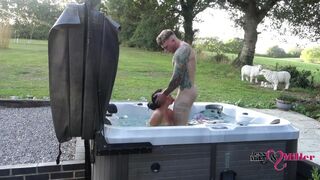 Szenvedélyes kinti baszás a forró jacuzziban egy pajzán hétvégén