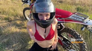 Dögös motoros bige leszopja a motorost az enduro mezőn